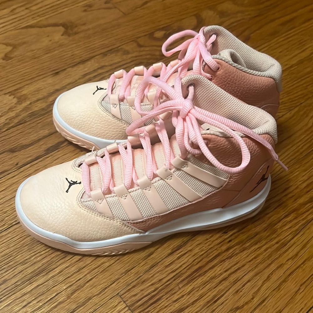 Jordan Max Aura Big Kids' Shoe 3.5 youth